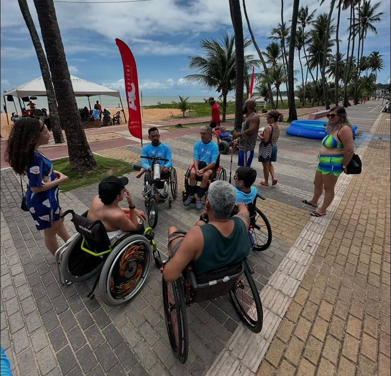Pessoas com deficiência física participando de atividades de inclusão social e reabilitação